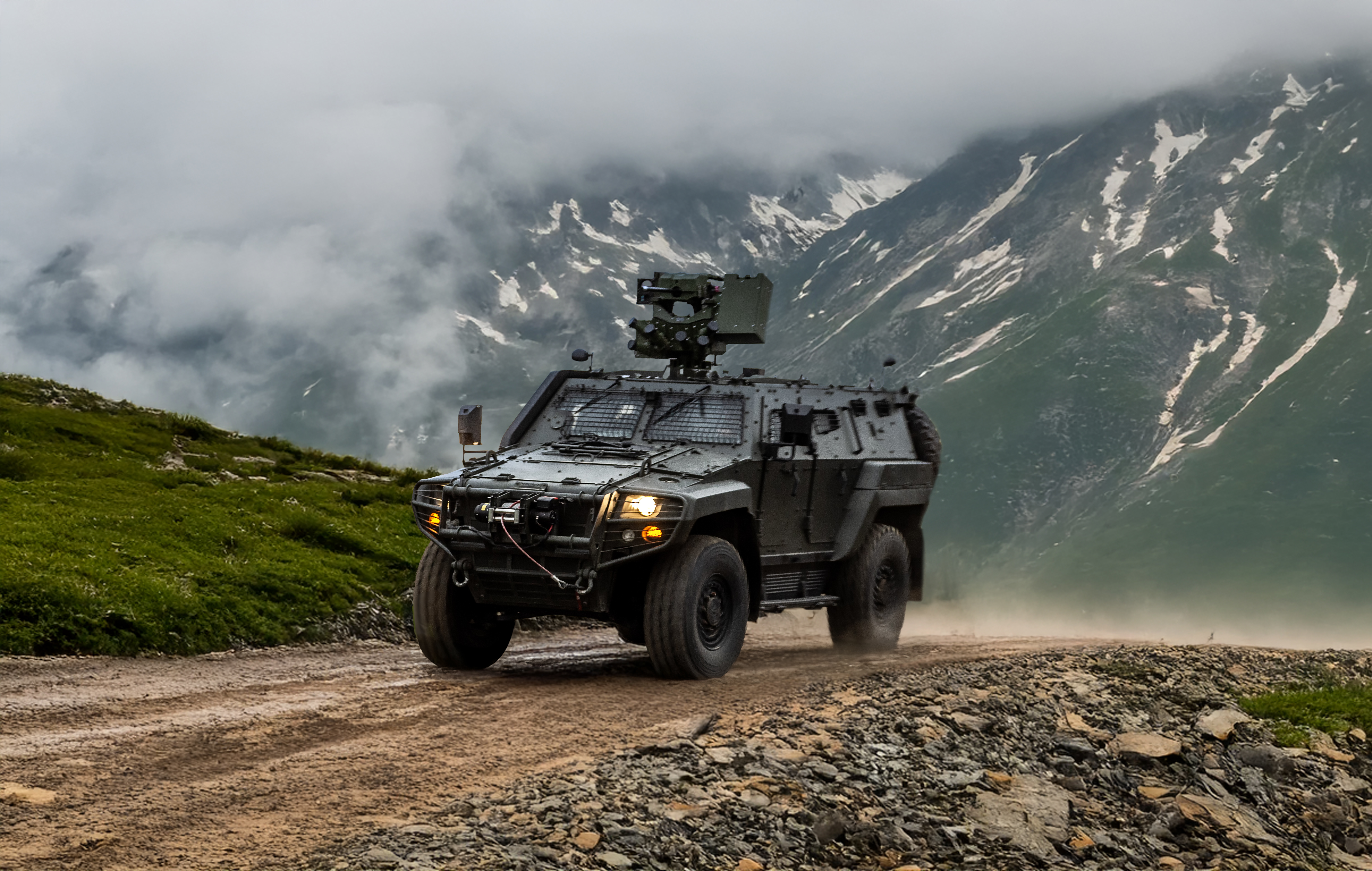 Ministerul Apărării anunţă că au fost recepţionate primele vehicule blindate COBRA II fabricate în România / Producţia acestora a început la Mediaş în acest an, iar primele 12 vehicule au fost livrate în iulie