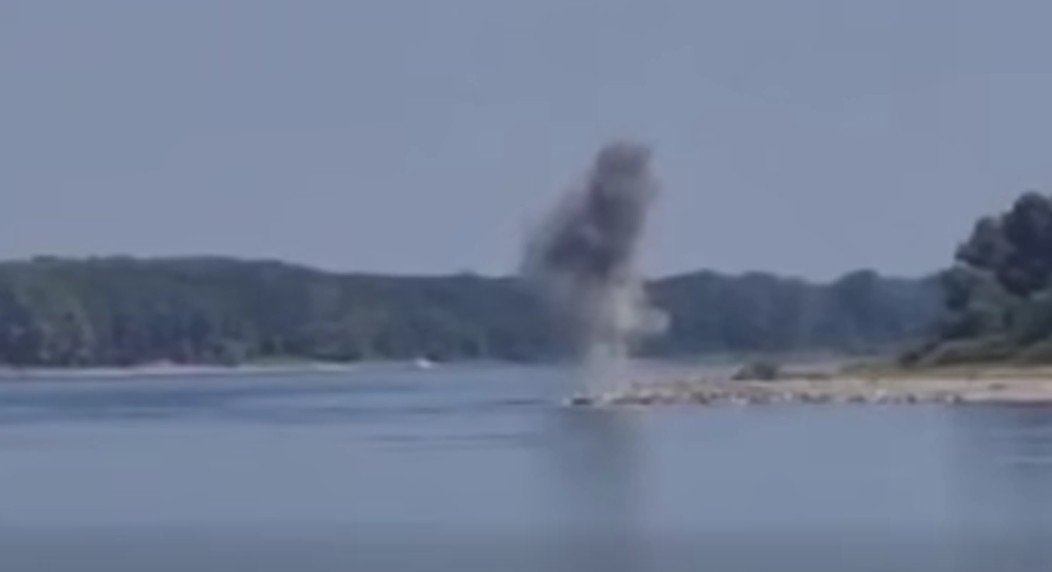 UPDATE-Militarii intervin pentru a devia cursul Dunării spre Centrala Nucleară Cernavodă/ Primele teste au avut succes, fiind detonate controlat încărcături explozive de mici dimensiuni/ Urmează 3 detonări controlate cu încărcătură de mare putere - VIDEO