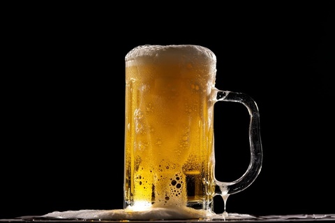 Studiu: Peste 40% dintre români ies în oraş cel puţin o dată pe săptămână, terasele fiind preferate de consumatorii de bere. 54% se plâng de preţurile foarte mari
