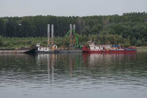 Patru barje vor fi scufundate în Dunăre pentru a creşte debitul apei spre Centrala de la Cernavodă / După dislocarea stâncii Pârjoaia, s-a obţinut iniţial o stabilizare a nivelului apei, iar apoi o uşoară creştere, cu doi centimetri