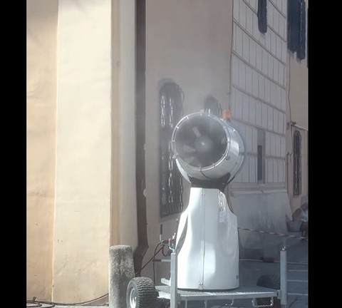 Tun de zăpadă, amplasat în Piaţa Sfatului din Braşov pentru scăderea temperaturii din zonă şi pentru ca pietonii să se răcorească. Instalaţia nu produce zăpadă, ci o perdea de apă - VIDEO
