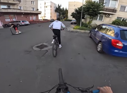 Localnici din Reghin, terorizaţi de un grup de minori care se plimbă cu bicicletele prin oraş, intră în instituţii şi îşi filmează comportamentele nepotrivite, apoi se plâng pe internet: „Azi-mâine nu mai putem ieşi pe afară că se iau oamenii de noi” - VIDEO
