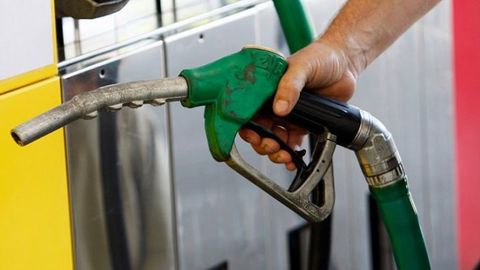Ministerul Finanţelor scade cu 20% acciza la motorină în perioada 16-31 august, în contextul creşterii cotaţiilor internaţionale şi a preţurilor la pompă/ Reducerea este de 560,86 lei/1.000 litri, respectiv 663,75 lei/tonă