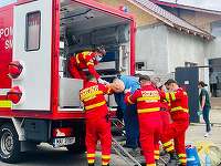 UPDATE - Olt - Intervenţie a autorităţilor pentru scoaterea a 27 de persoane vârstnice sau cu dizabilităţi dintr-un azil improvizat/ Acestea erau găzduite în condiţii improprii, ilegal, la o persoană fizică / Precizările Poliţiei - FOTO