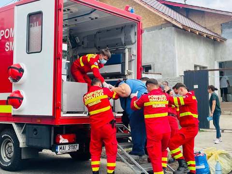 Intervenţie a autorităţilor pentru scoaterea a 27 de persoane vârstnice sau cu dizabilităţi dintr-un azil improvizat într-o gospodărie din Olt/ Acestea erau găzduite în condiţii improprii, ilegal, la o persoană fizică - FOTO