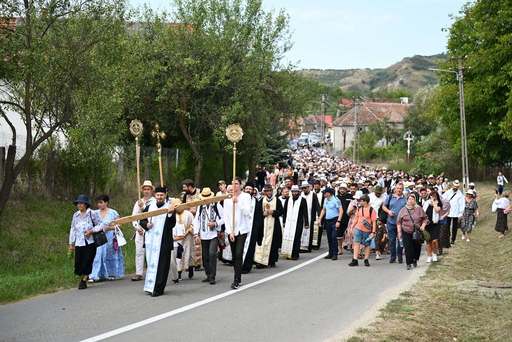 Cluj: Mii de credincioşi, la pelerinajul de la Mănăstirea Nicula, care precede praznicul Adormirii Maicii Domnului - FOTO