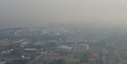 FUM LA TIMIŞOARA - DSP Timiş recomandă populaţiei să ţină ferestrele închise şi să nu iasă din case/ Fumul, în urma incendiilor din Serbia