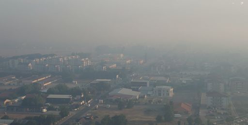 FUM LA TIMIŞOARA - DSP Timiş recomandă populaţiei să ţină ferestrele închise şi să nu iasă din case/ Fumul, în urma incendiilor din Serbia