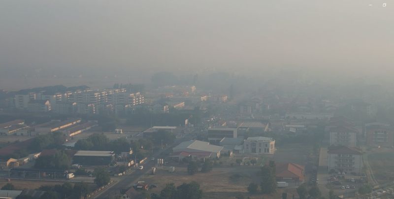 DSP Timiș recomandă oamenilor din Timișoara și din județ să țină ferestrele închise și să nu iasă din case/ Fum gros peste Timișoara, în urma incendiilor din Serbia