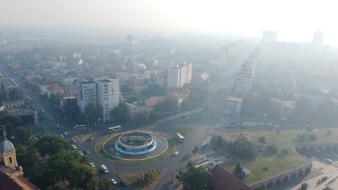 FUM LA TIMIŞOARA - Vicepreşedintele CJ Timiş, Alexandru Iovescu, afirmă că Serbia nu a cerut ajutor din Timiş pentru stingerea incendiilor: Dimineaţa, curenţii de aer aduc fumul spre noi. Spre prânz, direcţia vântului se schimbă şi aerul se va îmbunătăţi