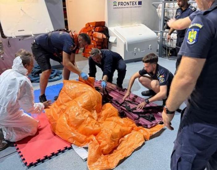 Constanţa: Medicii Spitalului Judeţean au stabilit că cinci dintre marinarii salvaţi de pe nava care a luat foc în Marea Neagră aveau traumatisme minore şi nu au rămas internaţi