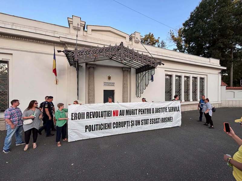Protest la Palatul Cotroceni, după ieşirea publică prin care preşedintele Niucşor Dan l-a disculpat pe şeful SPP: ”Nicuşoare, lasă clonţu, dă-l afară pe Pahonţu”, au scandat manifestanţii