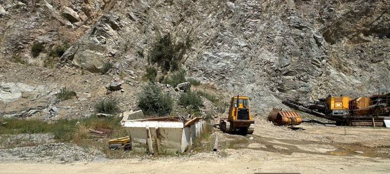 Inspectorii de la ”Apele Române” suspendă activitatea unei firme care exploata granit fără a avea autorizaţie de gospodărire a apelor/ Compania, amendată cu 80.000 de lei