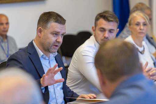 Primarul Capitalei a convocat constructorii şi principalii operatori de utilităţi la sediul primăriei, în contextul începerii anului şcolar: Din 63 de şantiere deschise, 35 afectează direct traficul / Primăria anunţă măsurile care vor fi luate