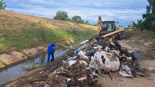 O sută de tone de gunoi, colectate de pe un mal al lacului de acumulare Piteşti. Angajaţii de la Apele Române se aşteapt
