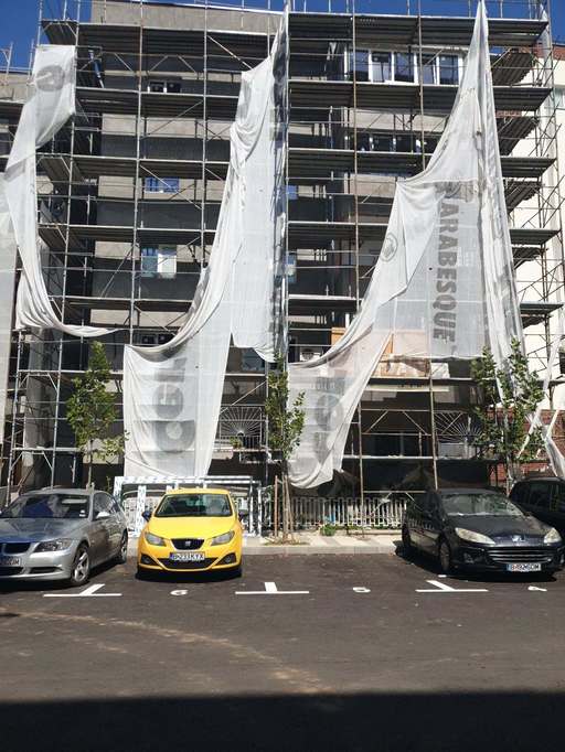 Amenzi de 25.000 de lei dată unui constructor care nu a amplasat plase de protecţie şi a depozitat deşeurile în loc nepermis, pe spaţiul verde, pe un şantier din Sectorul 2
