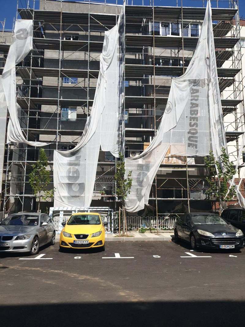 Amenzi de 25.000 de lei dată unui constructor care nu a amplasat plase de protecţie şi a depozitat deşeurile în loc nepermis, pe spaţiul verde, pe un şantier din Sectorul 2