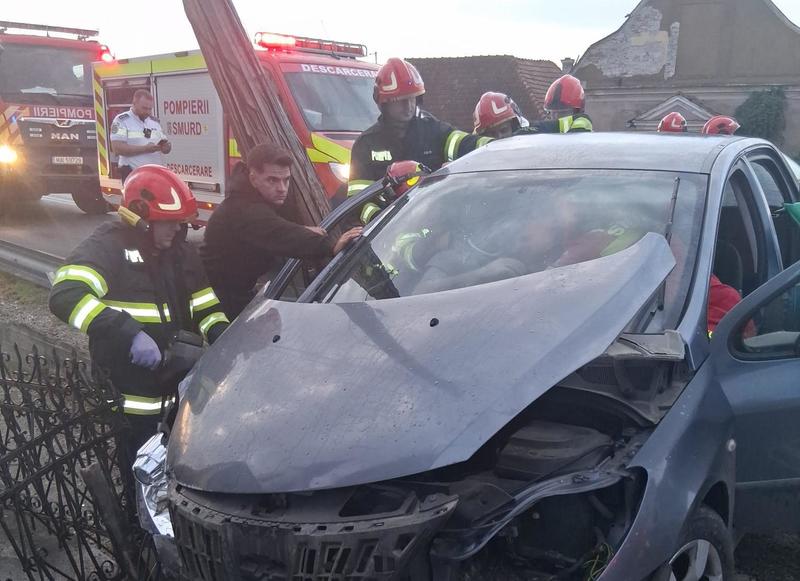 Bihor: Doi pompieri aflaţi în timpul liber au salvat o victimă încarcerată în urma unui accident, la Groşi/ Bărbatul salvat rămăsese blocat în maşină şi era în stare de inconştienţă