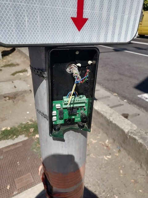 Acte de vandalism la Filiaşi, unde mai multe semafoare electrice de la trecerile pentru pietoni au fost distruse. Plângere penală depusă la Poliţie - FOTO
