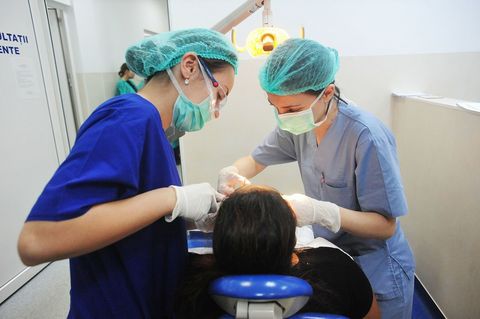 Dr. Daniela Rajka: Este mult mai mic numărul cabinetelor stomatologice în şcoli/ Cred că pe partea de stomatologie se pot face lucruri foarte frumoase, având în vedere că este singura formă de a trata gratuit afecţiunile orale la copii