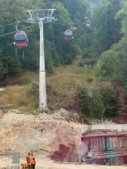 Turiştii care vor să urce pe munte din staţiunea Sinaia pot folosi telecabina, în condiţiile în care gondola este nefuncţională, pe un tronson, după deplasarea unui pilon de susţinere. De la cota 1400 la cota 2000 se poate urca cu telegondola