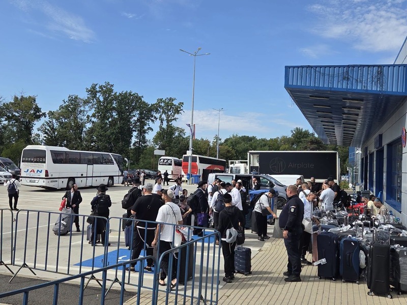 Peste 8.000 de persoane, majoritatea din Israel, care participă la un pelerinaj în Ucraina, tranzitează aeroportul din Iaşi. Directorul aerogării ieşene susţine că zborurile regulate nu vor fi afectate