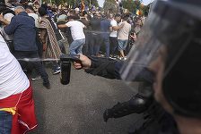 UPDATE - Protest neautorizat al fermierilor - Ciocniri violente cu forţele de ordine, care au făcut uz de gaze lacrimogene/ Cordoane de jandarmi în jurul Guvernului / Ipoteză că au fost persoane infiltrate să provoace dezordine/ Pasajul Victoria, blocat