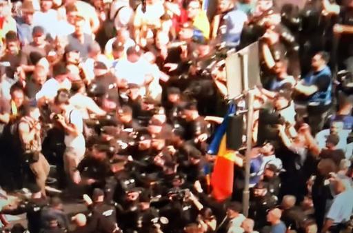 Purtător de cuvânt Jandarmerie: Încă de la prima oră protestatarii nu au cooperat cu forţele de ordine. Există ipoteza că au fost persoane infiltrate să provoace dezordine. Se vor face verificări şi se vor lua măsuri în baza imaginilor operative