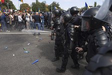 UPDATE - Purtător de cuvânt Jandarmerie: Încă de la prima oră protestatarii nu au cooperat cu forţele de ordine. Există ipoteza că au fost persoane infiltrate să provoace dezordine. Se fac verificări/ Patru bărbaţi, duşi la Poliţie/ Trei au fost amendaţi