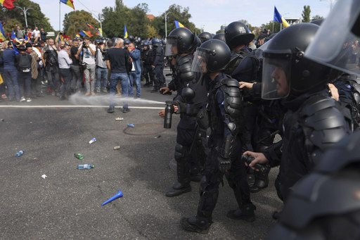 UPDATE - Purtător de cuvânt Jandarmerie: Încă de la prima oră protestatarii nu au cooperat cu forţele de ordine. Există ipoteza că au fost persoane infiltrate să provoace dezordine. Se fac verificări/ Patru bărbaţi, duşi la Poliţie/ Trei au fost amendaţi