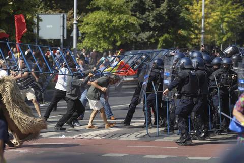 Sociologul Gelu Duminică: Ce se întâmplă acum în Piaţa Victoriei - nemulţumirea economică se combină cu neîncrederea în stat şi se amplifică prin reţele sociale / Totul asezonat cu politicieni care nu vor să-şi înţeleagă menirea

