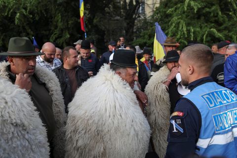 Fermierii care protestează în Capitală spun că merg la ora 10 la Guvern. Dacă nu au nicio rezolvare la revendicările lor, ameninţă că pleacă spre Valea Oltului şi Comarnic, la chemarea fermierilor din zonă, care se pregătesc să blocheze drumurile