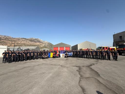 Misiunea pompierilor români în Grecia se încheie/ 120 de pompieri s-au aflat, în schimburi, în apropiere de Atena, pentru a interveni la incendii de vegetaţie