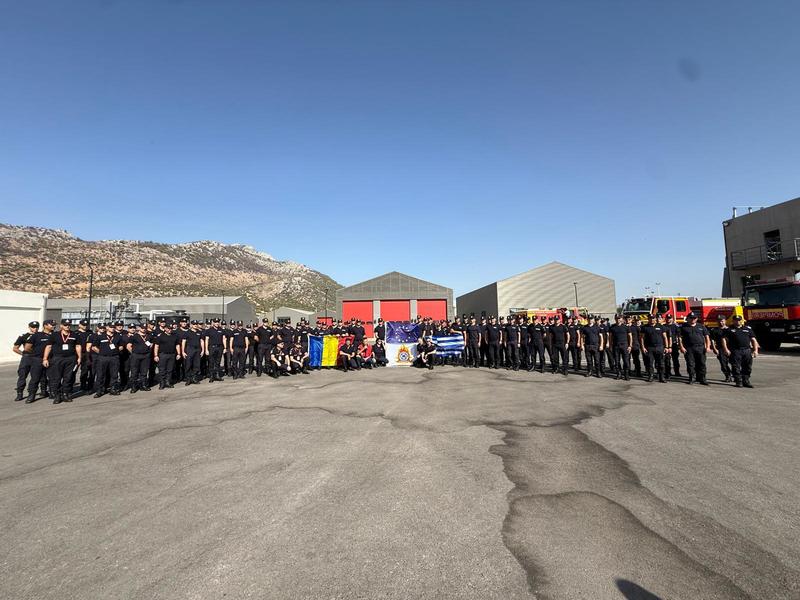 Misiunea pompierilor români în Grecia se încheie/ 120 de pompieri s-au aflat, în schimburi, în apropiere de Atena, pentru a interveni la incendii de vegetaţie