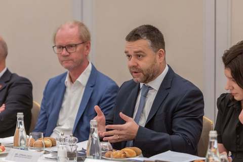 Primarul general Ciprian Ciucu promite că în 10 ani Bucureştiul va deveni un oraş „cu adevărat european”: Vreau să regenerez centrul pe modelul Madrid, nu sper chiar la Paris. Vor fi 10 ani grei, dar va merita