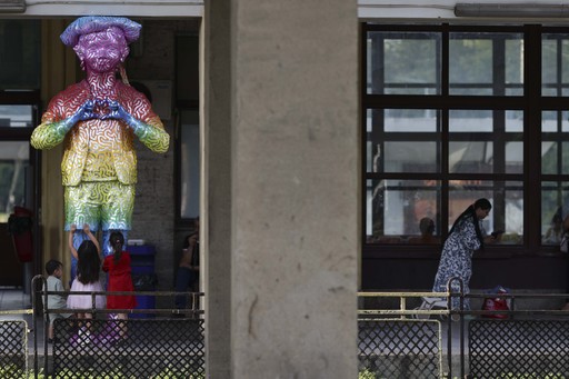 Val de ironii la adresa preşedintelui PNL Prahova, după ce s-a arătat indignat de colorarea statuii personajului Domnul Goe, pe care îl consideră simbol al Ploieştiului. Internauţii îl întreabă dacă a citit şi înţeles Caragiale
