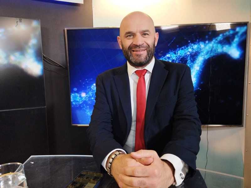 Dr Decebal Fodor, chirurg specializat în intervenţii cu robotul, bifează aproape o sută de intervenţii în doi ani de la obţinerea atestatului: Dacă ar fi un singur gând, acela ar fi recunoştinţă A ieşit mult mai bine decât mă aşteptam