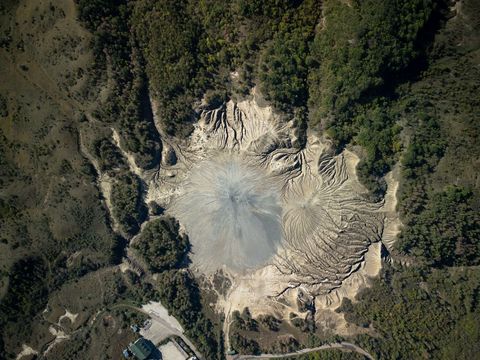 Buzău - Încep lucrările la drumul spre Vulcanii Noroioşi. Ciolacu anunţă o investiţie de 242 de milioane de lei 
