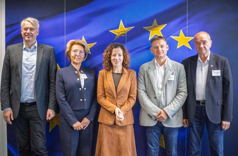 Protest al sindicaliştilor români în faţa Comisiei Europene de la Bruxelles: Continuăm demersurile pentru negocieri colective reale şi salarii decente/ Ce mesaj va fi transmis în Parlamentul European