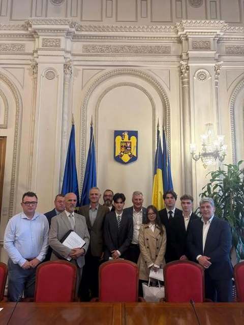Senatorul PSD Daniel Zamfir, după întâlnirea cu reprezentanţii Consiliului Naţional al Elevilor: Voi susţine prin amendament la Camera Deputaţilor solicitarea lor ca aspectul uniformei fiecărei şcoli să rezulte prin implicarea totală a elevilor