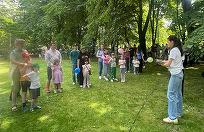Asociatia Familiilor Numeroase: Statul tratează gemenii drept copii la jumătate de preţ/ Mame de gemeni: Un copil născut singur are nevoie de hrană, haine şi îngrijire. Un geamăn, de exact aceleaşi lucruri. Nu există jumătate de foame, de boală, de copil