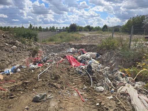 Amendă de peste 200.000 de lei pentru o firmă care a depozitat 800 de metri cubi de deşeuri din construcţii, pe un teren de pe Splaiul Unirii din Capitală/ După primele controale, reprezentanţiii companiei au mutat şi îngropat o parte din deşeuri