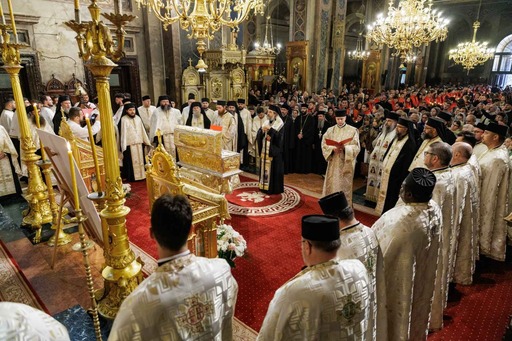 Iaşi: Racla cu moaştele Sfântului Cuvios Paisie de la Sihăstria a ajuns la Catedrala Mitropolitană. Pelerinajul religios, la care sunt aşteptaţi 300.000 de oameni, începe joi dimineaţă şi va dura o săptămână