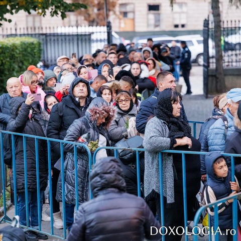 A început pelerinajul religios de la Iaşi: Peste 11.000 se oameni se află la rând, iar timpul de aşteptare depăşeşte şapte ore