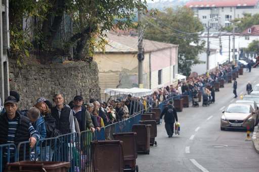 Pelerinajul religios de la Iaşi: Peste 40.000 de credincioşi s-au închinat la racla cu sfintele moaşte, iar 10.000 de oameni aşteaptă la rând / Peste 160 de persoane au avut nevoie de îngrijiri medicale - FOTO