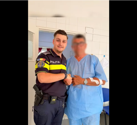 Un poliţist care în timpul liber cântă şi-a întrerupt un spectacol pentru a acorda primul ajutor unei persoane din public - VIDEO

