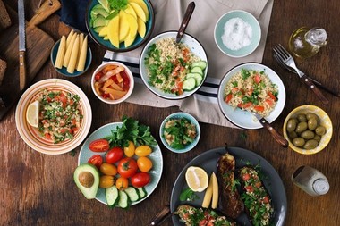 Un studiu la nivel mondial privind o dietă sănătoasă pune la îndoială recomandarea de a limita alimentele bogate în grăsimi
