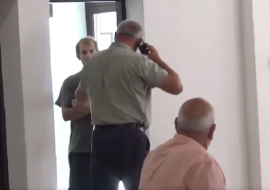 Primar din Bacău, filmat când îi spune unei persoane seropozitive: Aveţi o boală transmisibilă, nu vă apropiaţi / ONG: O faptă gravă a unui primar din România anului 2023 care jigneşte, stigmatizează şi discriminează o persoană seropozitivă - VIDEO

