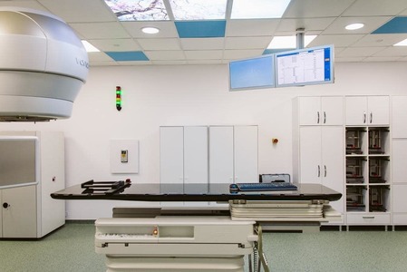 Ministerul Sănătăţii: Acces mai rapid la tratament pentru pacienţii bolnavi de cancer din Prahova / Echipament în valoare de 17 milioane de lei

