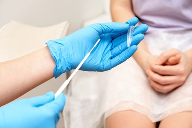Bucureşti - S-a dat startul înscrierilor în cadrul proiectului ”Testare Babeş Papanicolau în mediu lichid” – 3.000 de femei urmează a fi testate până la finalul anului, alte 7.000 intrând în programul anul viitor / Buget de un milion de lei